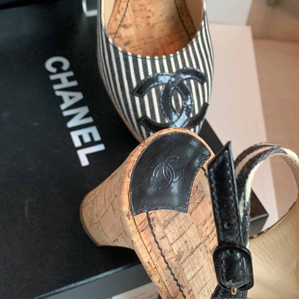 CHANEL 🖤 Black White Stripe Patent CC Logo Cork Canvas Slingback Platform Heel - Picture 6 of 16